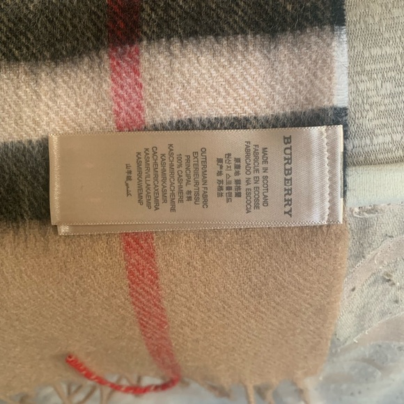 Burberry Scarf - Picture 6 of 6